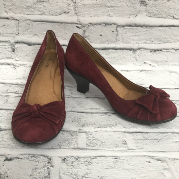 Softspots Suede Round Toe Heels size 7.5W - Picture 1 of 7